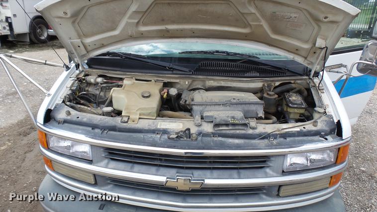 image for item DP9507 2000 Chevrolet Express G3500 Aerolite shuttle bus