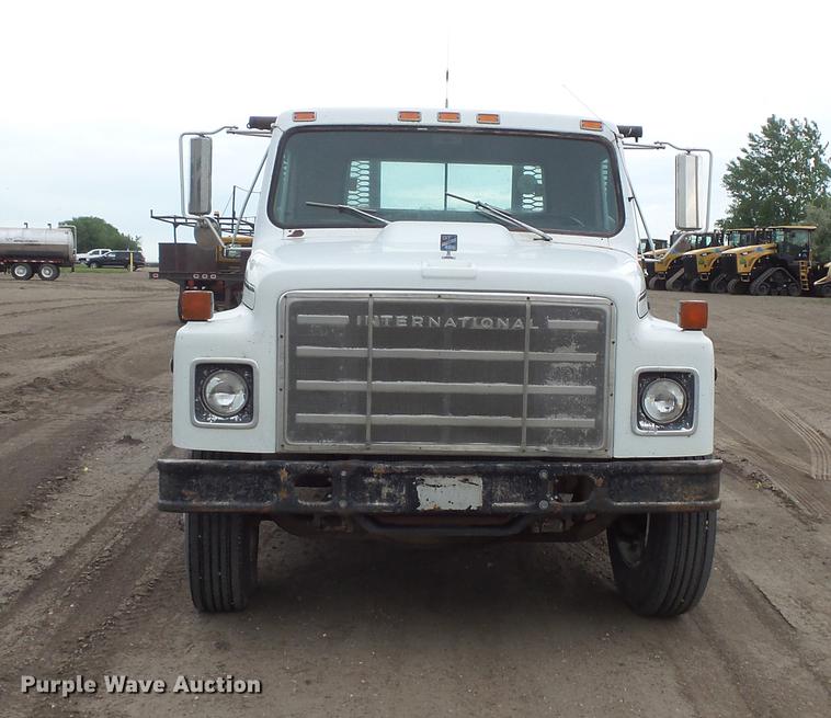 image for item DV9310 1982 International S1954 flatbed truck
