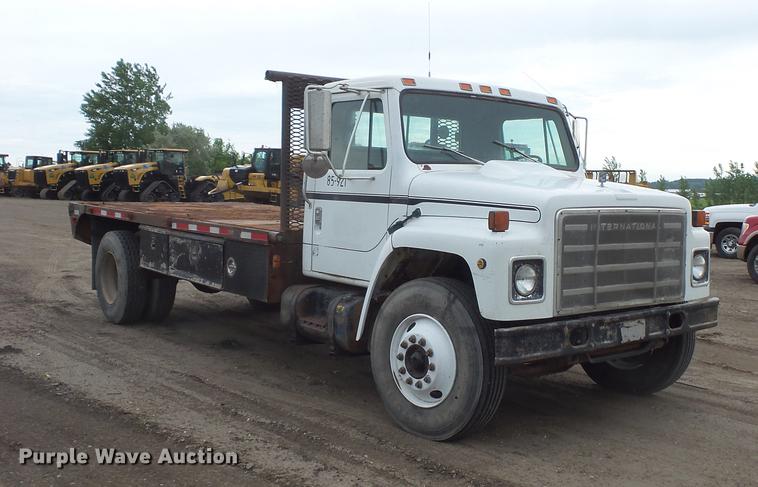 image for item DV9310 1982 International S1954 flatbed truck