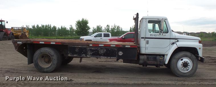 image for item DV9310 1982 International S1954 flatbed truck