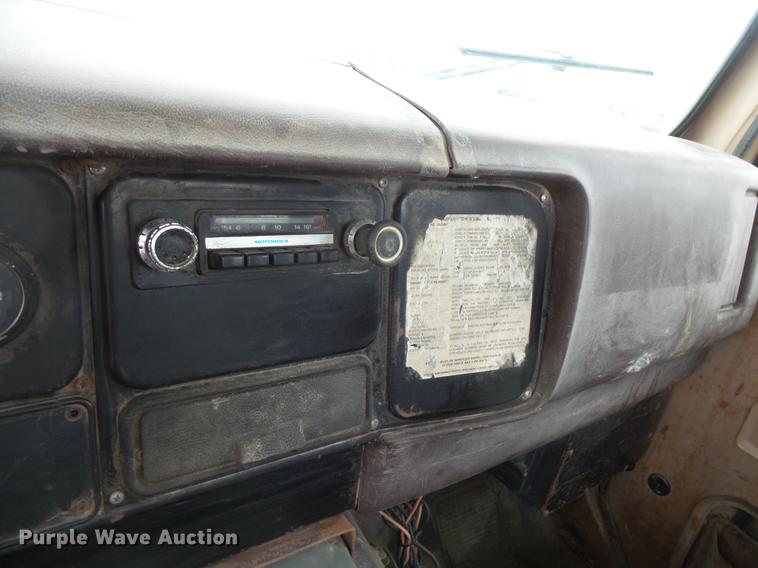 image for item DV9310 1982 International S1954 flatbed truck