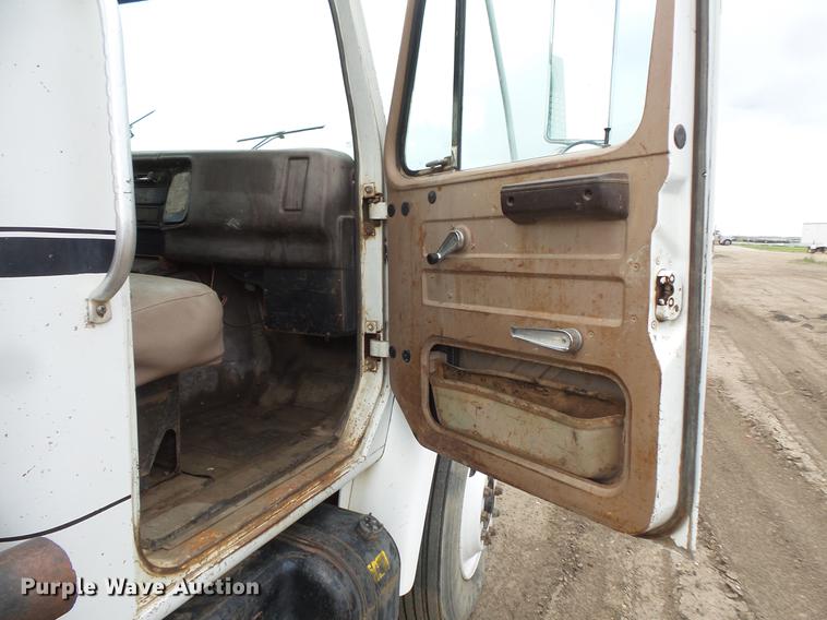 image for item DV9310 1982 International S1954 flatbed truck