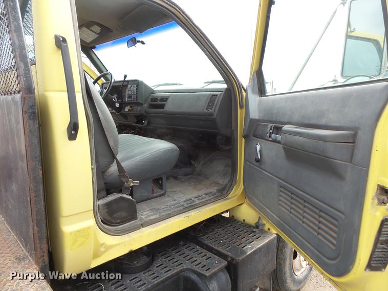 image for item DV9314 1995 GMC TopKick flatbed truck