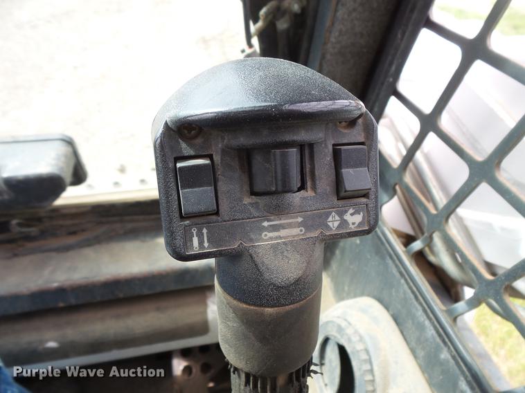 image for item DV9323 2004 Bobcat T190 skid steer