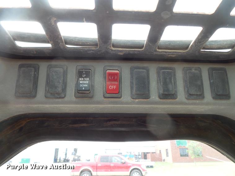 image for item DV9323 2004 Bobcat T190 skid steer