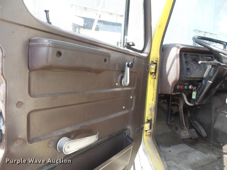 image for item DV9331 1988 International 1954 box truck