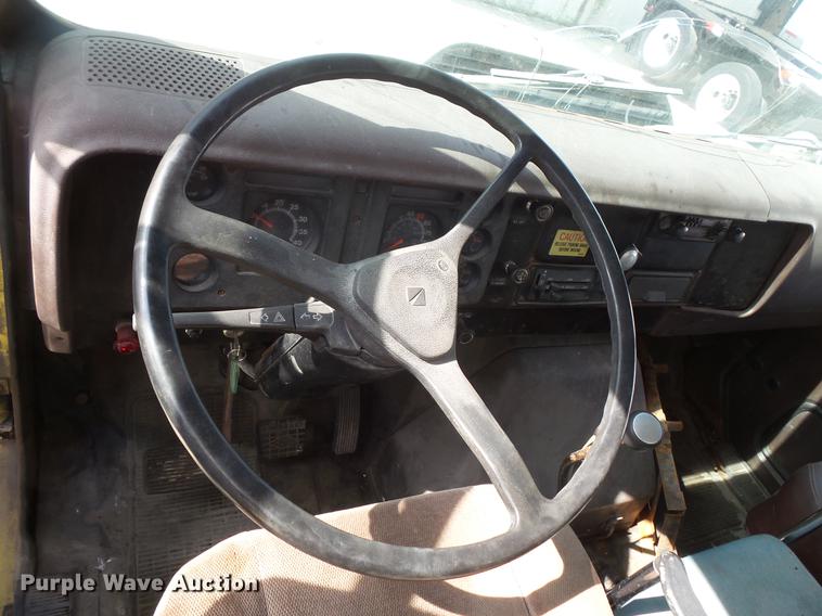 image for item DV9331 1988 International 1954 box truck