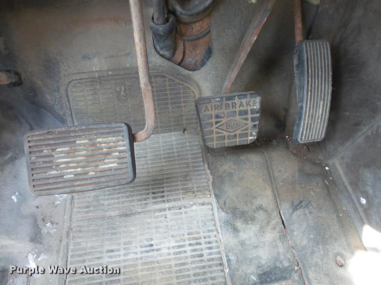 image for item DV9331 1988 International 1954 box truck