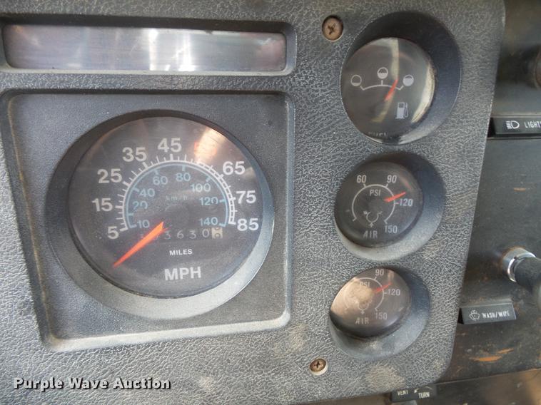 image for item DV9331 1988 International 1954 box truck