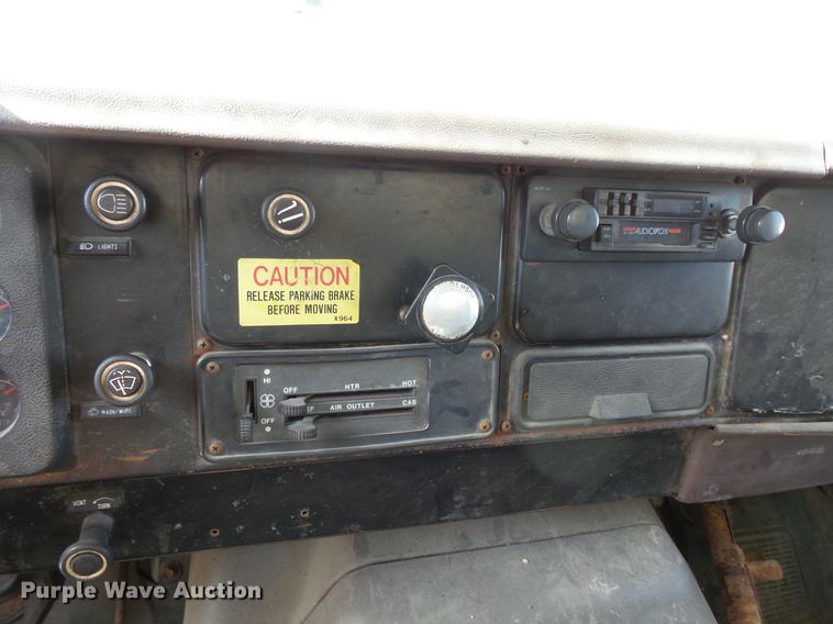 image for item DV9331 1988 International 1954 box truck