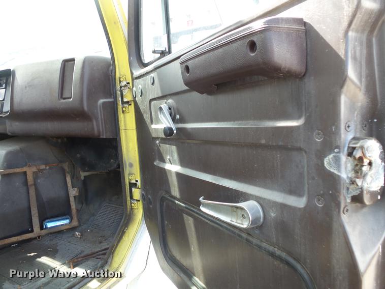 image for item DV9331 1988 International 1954 box truck