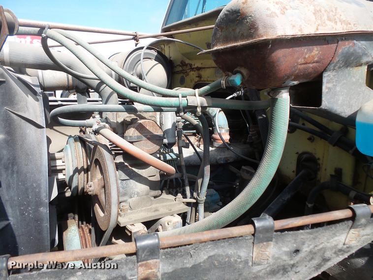 image for item DV9331 1988 International 1954 box truck