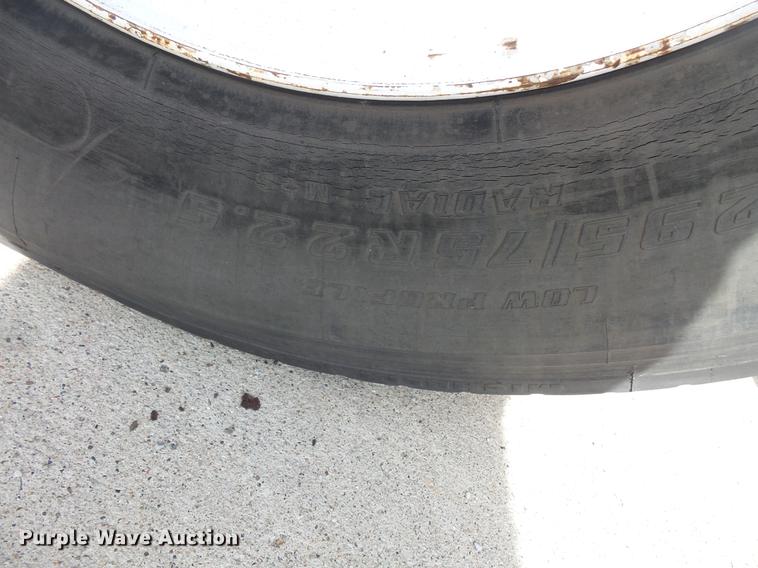 image for item DV9331 1988 International 1954 box truck