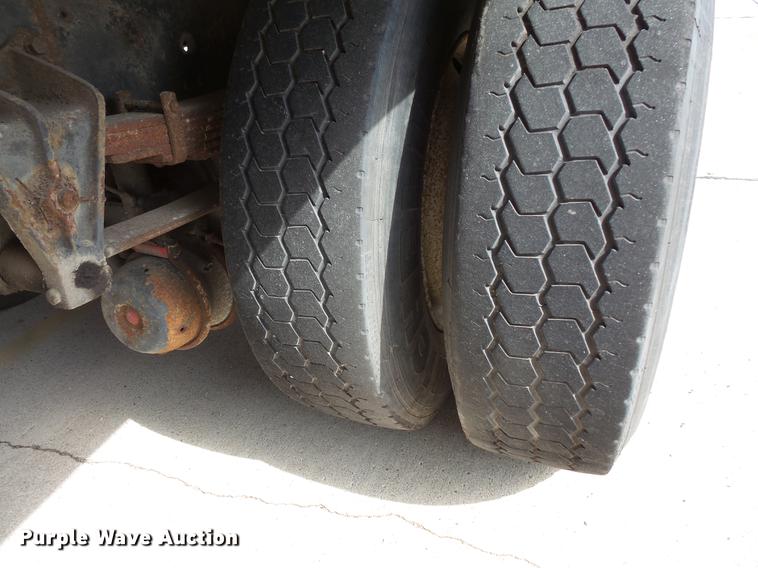 image for item DV9331 1988 International 1954 box truck