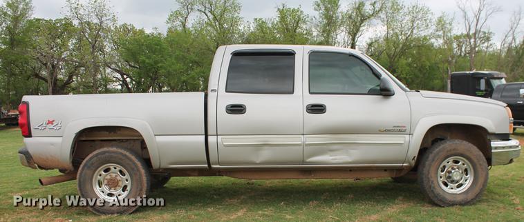 image for item DZ9922 2004 Chevrolet Silverado 2500HD Crew Cab pickup truck
