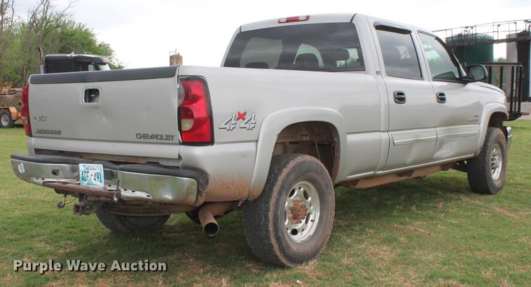 image for item DZ9922 2004 Chevrolet Silverado 2500HD Crew Cab pickup truck