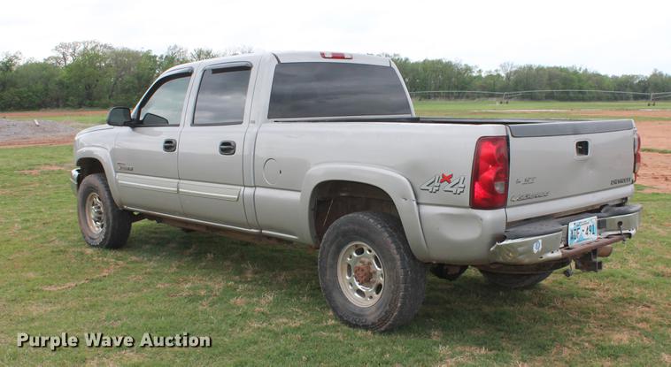 image for item DZ9922 2004 Chevrolet Silverado 2500HD Crew Cab pickup truck