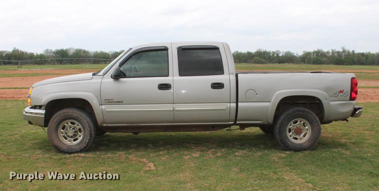 image for item DZ9922 2004 Chevrolet Silverado 2500HD Crew Cab pickup truck
