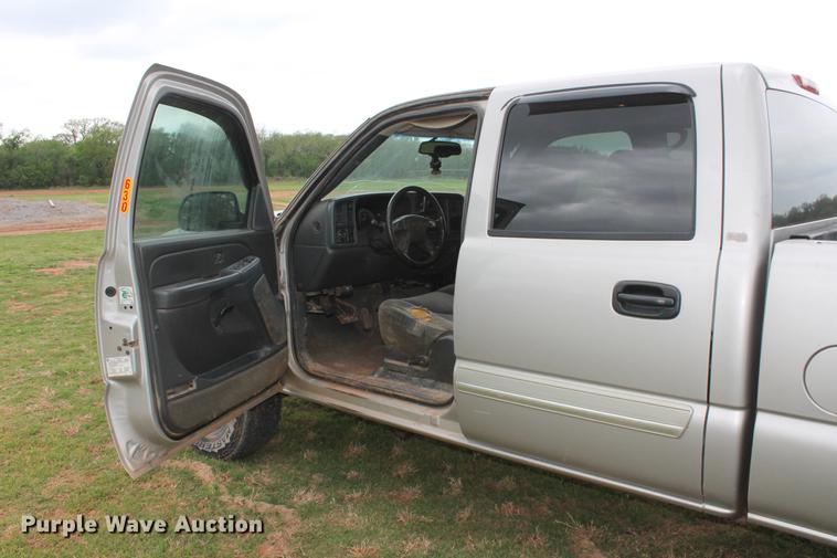 image for item DZ9922 2004 Chevrolet Silverado 2500HD Crew Cab pickup truck