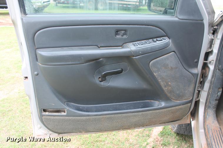 image for item DZ9922 2004 Chevrolet Silverado 2500HD Crew Cab pickup truck