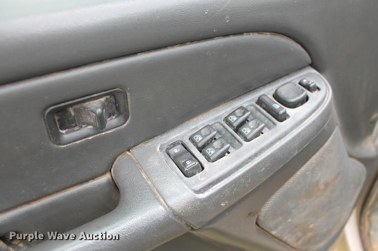 image for item DZ9922 2004 Chevrolet Silverado 2500HD Crew Cab pickup truck