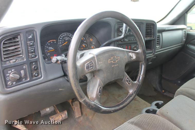 image for item DZ9922 2004 Chevrolet Silverado 2500HD Crew Cab pickup truck