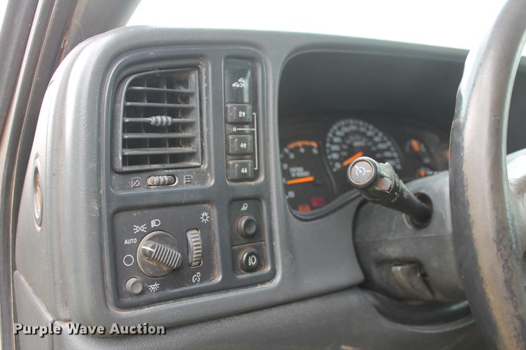 image for item DZ9922 2004 Chevrolet Silverado 2500HD Crew Cab pickup truck