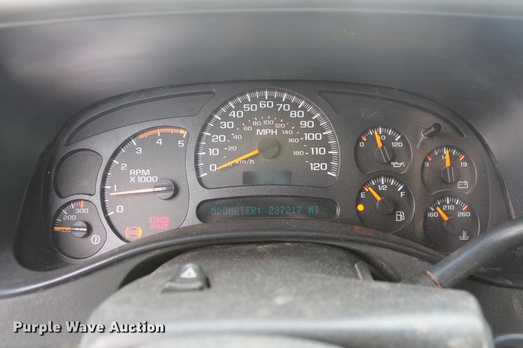 image for item DZ9922 2004 Chevrolet Silverado 2500HD Crew Cab pickup truck