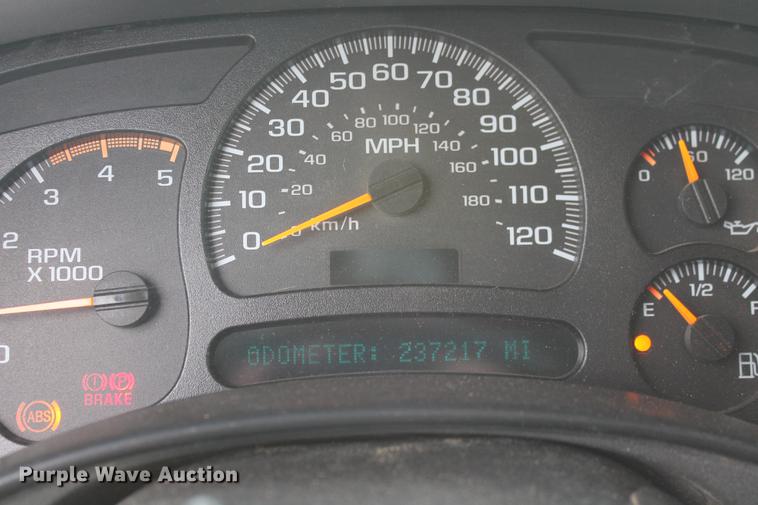 image for item DZ9922 2004 Chevrolet Silverado 2500HD Crew Cab pickup truck