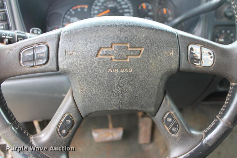 image for item DZ9922 2004 Chevrolet Silverado 2500HD Crew Cab pickup truck