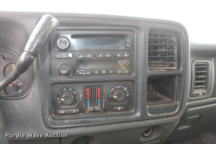 image for item DZ9922 2004 Chevrolet Silverado 2500HD Crew Cab pickup truck