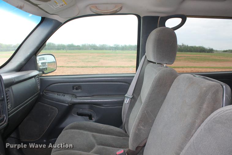 image for item DZ9922 2004 Chevrolet Silverado 2500HD Crew Cab pickup truck