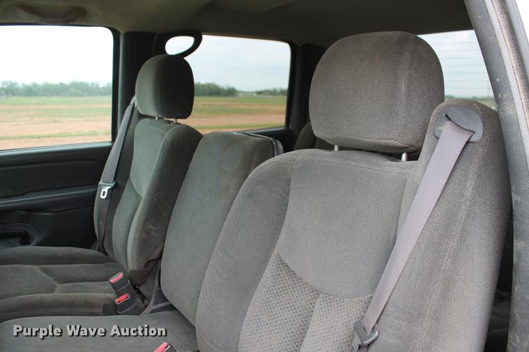 image for item DZ9922 2004 Chevrolet Silverado 2500HD Crew Cab pickup truck