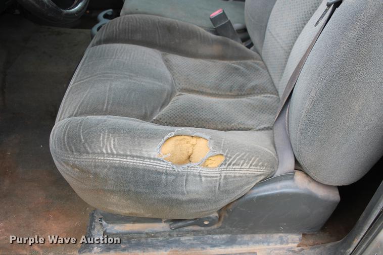 image for item DZ9922 2004 Chevrolet Silverado 2500HD Crew Cab pickup truck