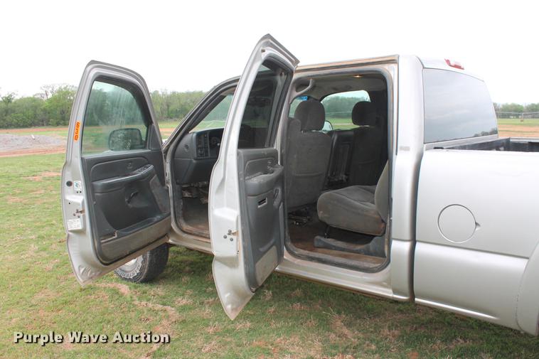 image for item DZ9922 2004 Chevrolet Silverado 2500HD Crew Cab pickup truck