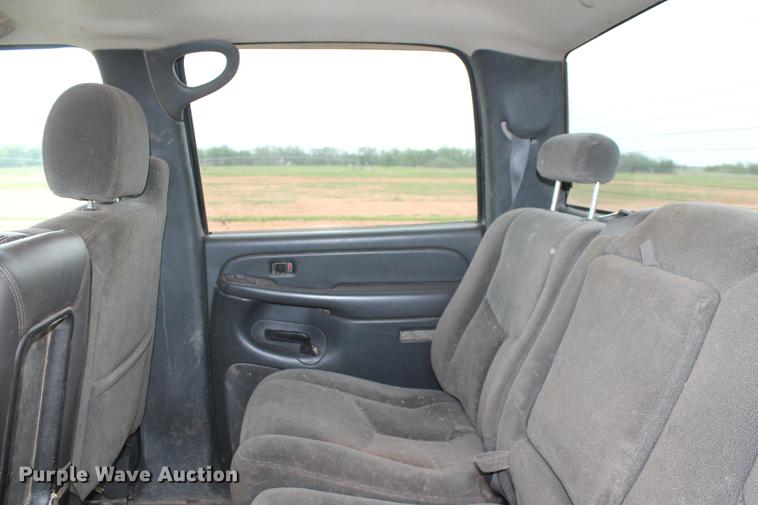 image for item DZ9922 2004 Chevrolet Silverado 2500HD Crew Cab pickup truck