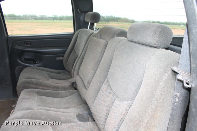 image for item DZ9922 2004 Chevrolet Silverado 2500HD Crew Cab pickup truck