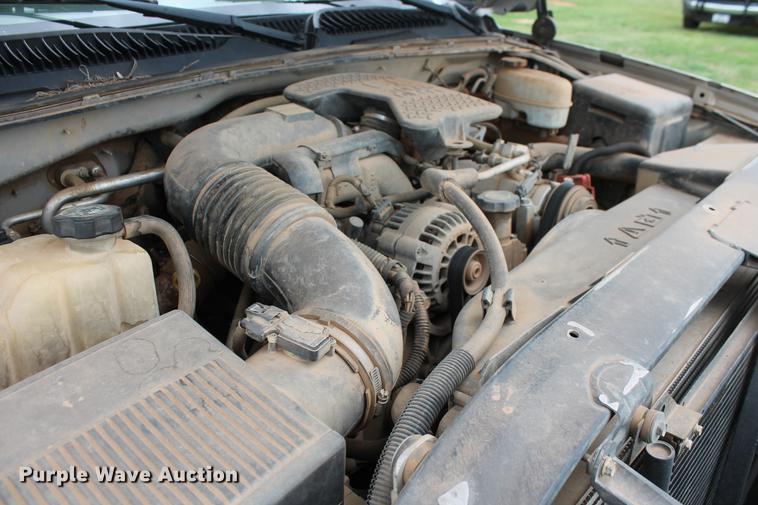 image for item DZ9922 2004 Chevrolet Silverado 2500HD Crew Cab pickup truck