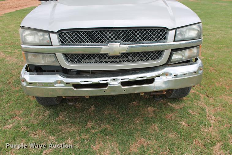 image for item DZ9922 2004 Chevrolet Silverado 2500HD Crew Cab pickup truck