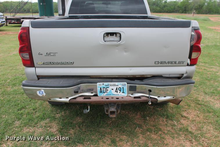 image for item DZ9922 2004 Chevrolet Silverado 2500HD Crew Cab pickup truck