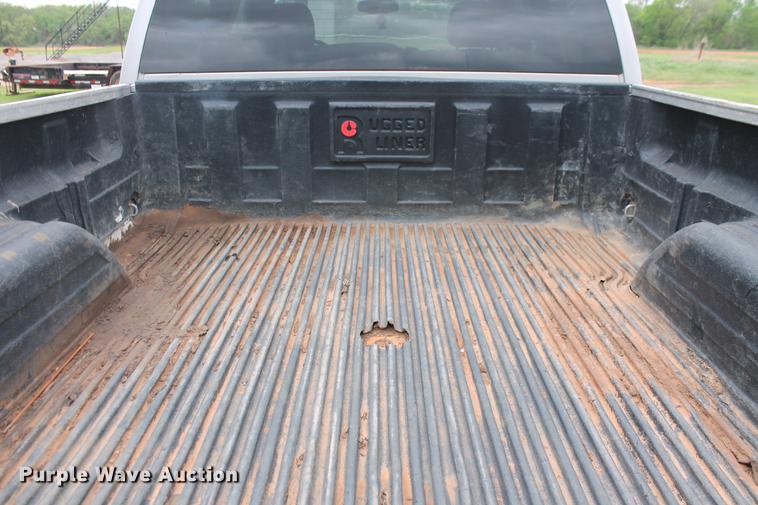 image for item DZ9922 2004 Chevrolet Silverado 2500HD Crew Cab pickup truck