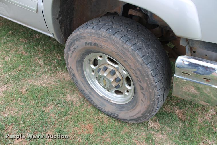 image for item DZ9922 2004 Chevrolet Silverado 2500HD Crew Cab pickup truck