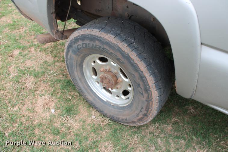 image for item DZ9922 2004 Chevrolet Silverado 2500HD Crew Cab pickup truck