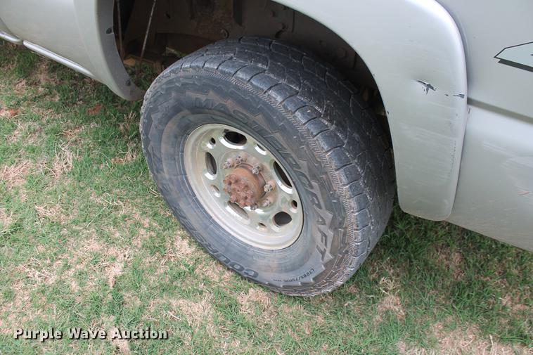 image for item DZ9922 2004 Chevrolet Silverado 2500HD Crew Cab pickup truck