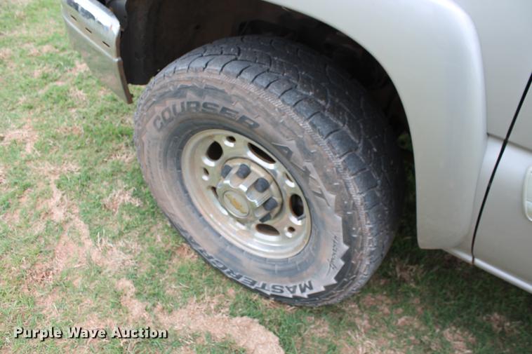 image for item DZ9922 2004 Chevrolet Silverado 2500HD Crew Cab pickup truck