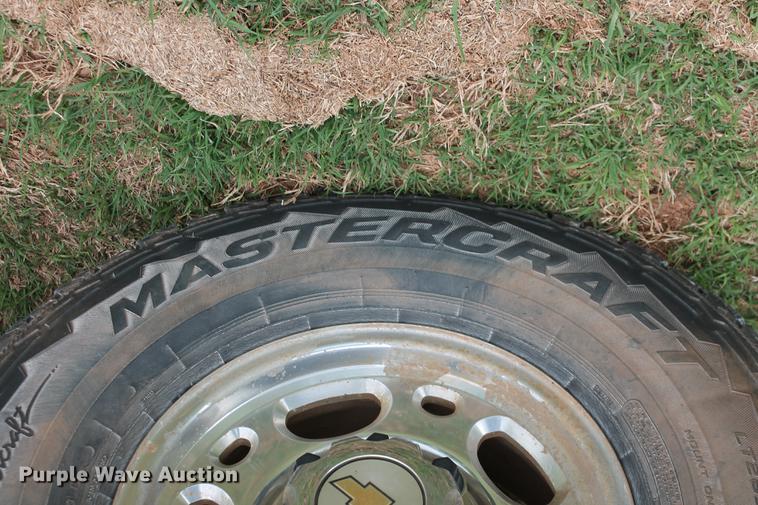 image for item DZ9922 2004 Chevrolet Silverado 2500HD Crew Cab pickup truck