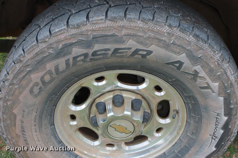 image for item DZ9922 2004 Chevrolet Silverado 2500HD Crew Cab pickup truck