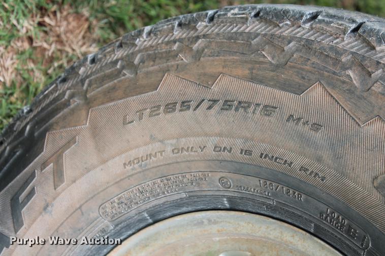 image for item DZ9922 2004 Chevrolet Silverado 2500HD Crew Cab pickup truck