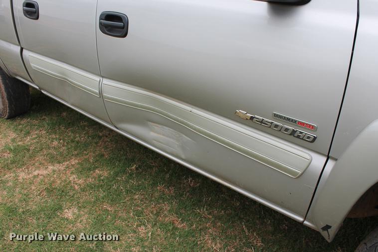 image for item DZ9922 2004 Chevrolet Silverado 2500HD Crew Cab pickup truck