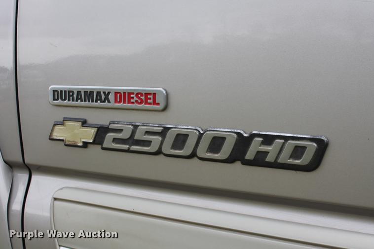 image for item DZ9922 2004 Chevrolet Silverado 2500HD Crew Cab pickup truck